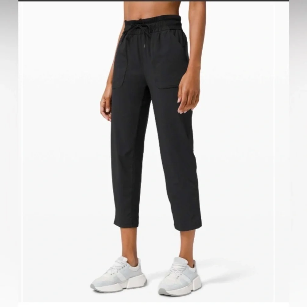 Womens Lululemon Beyond the Studio Crop black EUC size 4